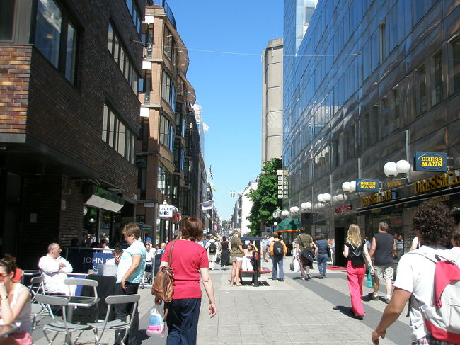 市庁舎見学も終わり、ストックホルム土産を買いに繁華街へ。<br /><br />その後ストックホルム中央駅からバスで空港へ。<br /><br />中央駅のバスターミナルのトイレが、１回20SEK（約400円）の有料トイレです。（ごく普通のトイレでしたがが）