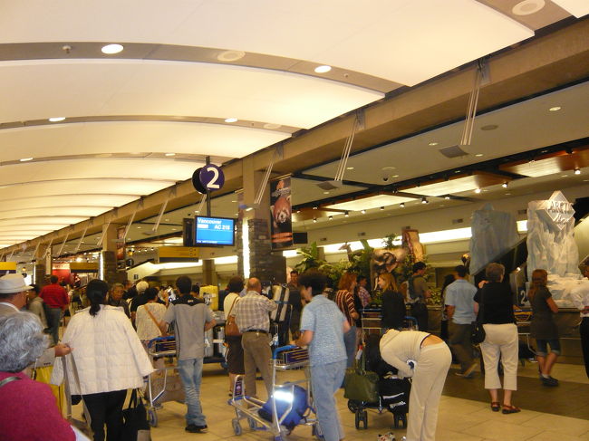 バンクーバーで乗り継いで、カルガリー空港に昼三時に到着。<br /><br />そこから、シャトルバスで宿まで。<br /><br />写真はカルガリー空港。