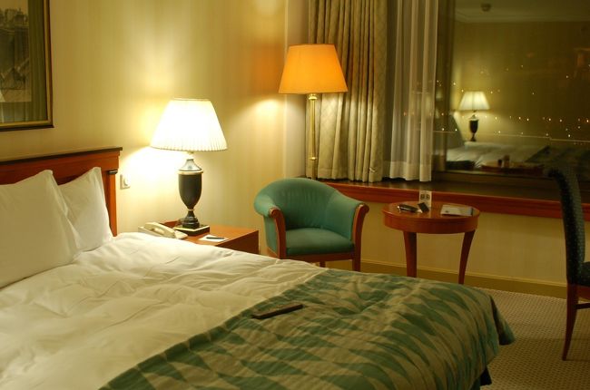 部屋はこんな感じ。落ち着いた色合いで清潔。<br /><br />久しぶりに動かないベッドで横になる。