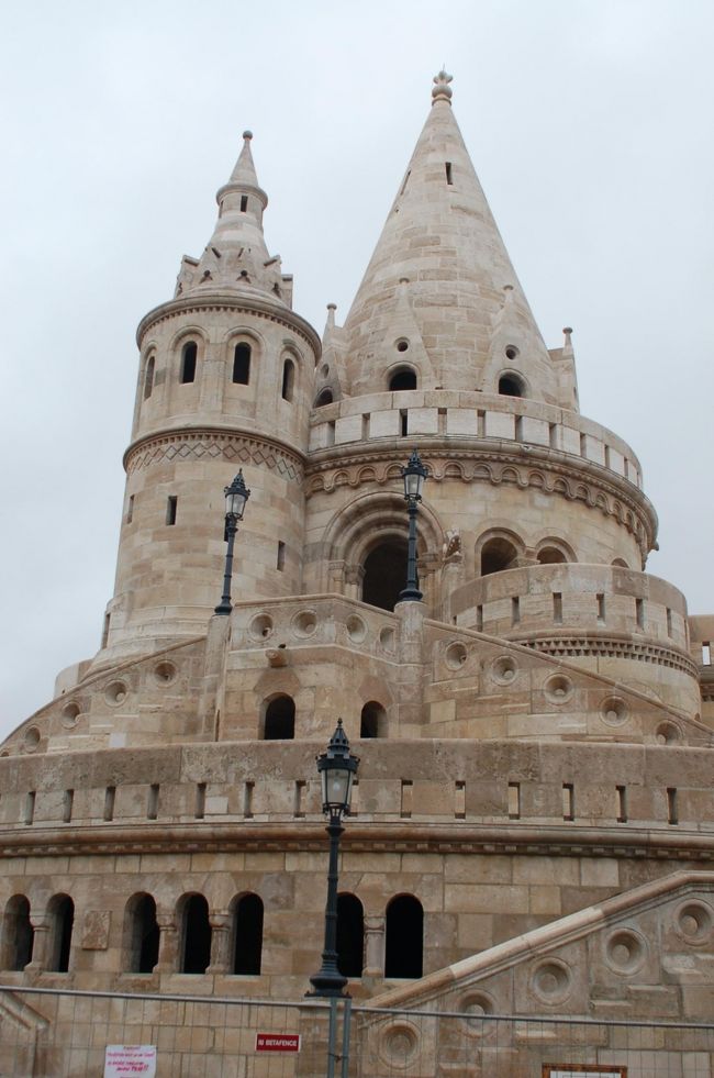 次の日は街歩き。まずはドナウ川左岸のブダ。王宮の丘とその南のゲッレールトの丘を目指す。<br />空気が冷たい。<br /><br />漁夫の砦。尖がり屋根が愛らしい。<br />