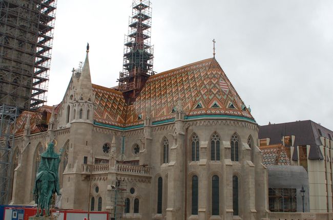 マーチャーシュ教会。修理中。瓦がモザイクで鮮やかな色使い。