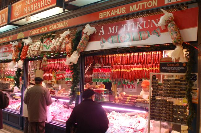 続いてペストへ。大好きな市場を目指す。<br />中央市場。大きな吹き抜けがあり、気持ちいい。<br />１階はフォアグラやパプリカ、ワインなどの郷土の食材を売る店が並ぶ。<br />２階はレースや民芸品が並びレストランもある。土産のワインを買う。<br /><br />これはサラミ屋。うまそう。