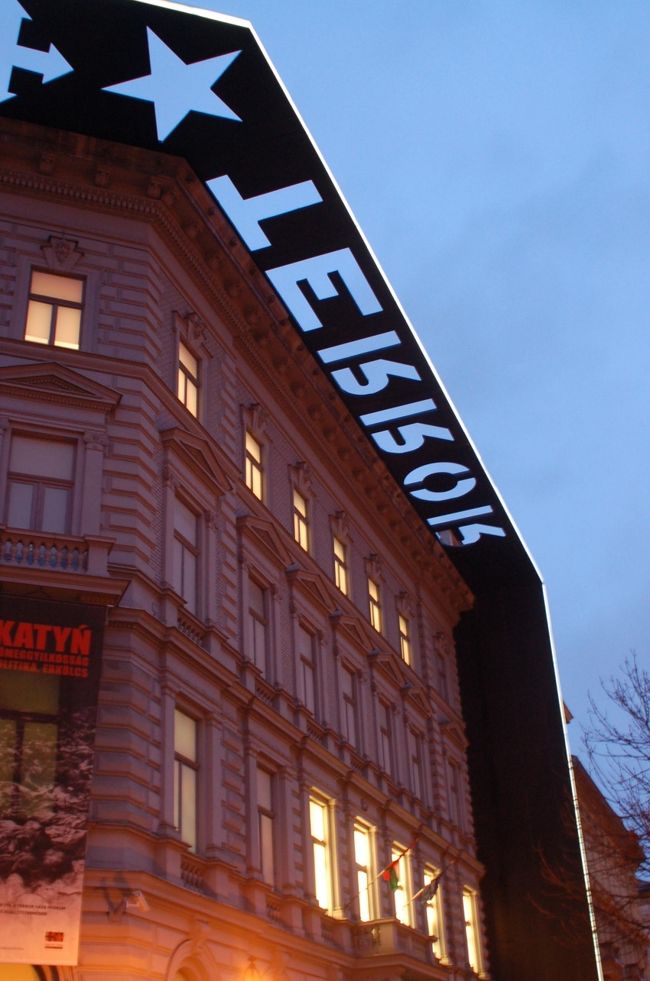 再び街歩き。これは「テロ博物館」？　見せ方がかっこいい。