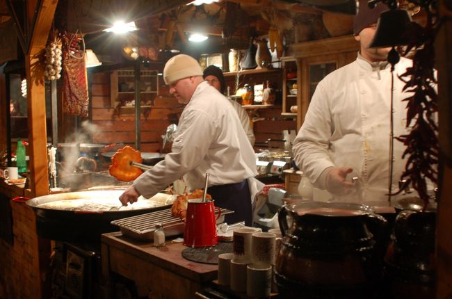 屋台をのぞくとおいしそうなにおいがしていたので、夕食用に買う。<br />