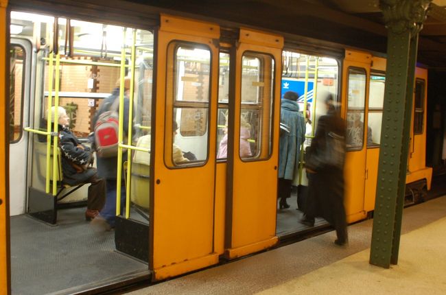 ブダペストともお別れ。最後に地下鉄に乗ってみた。<br />ロンドンについでヨーロッパで２番目に古い地下鉄ということで２００２年に世界遺産登録。車両の長さが短い。