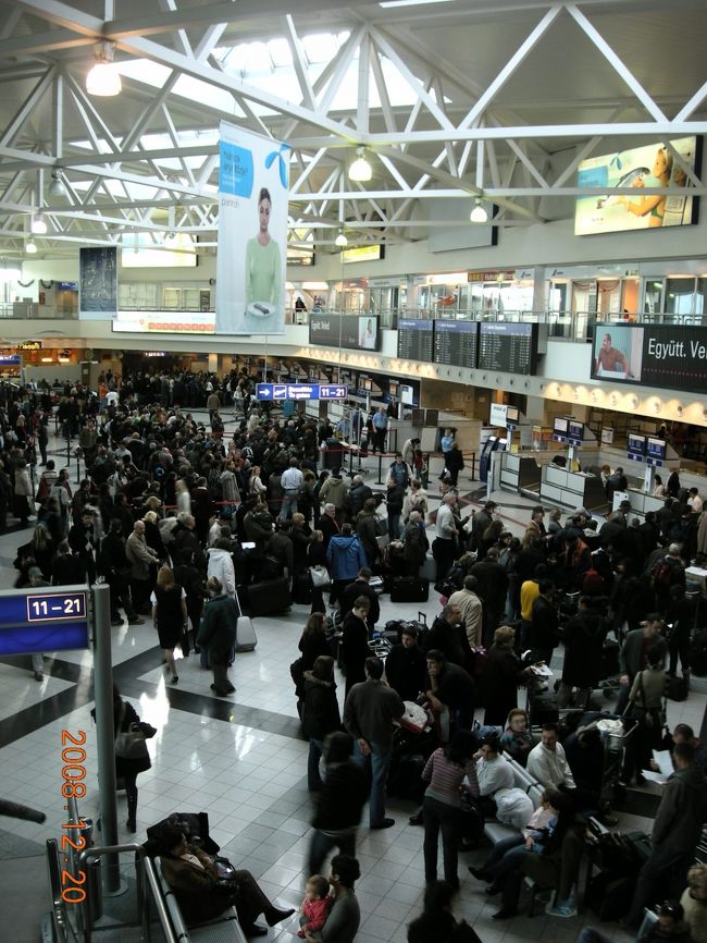 バスで空港に向かう。すごい混雑。早めに着いたのでなんとかチェックインできたが、セキュリティー検査で私の並んでいた若い女性は、搭乗予定の飛行機に乗り遅れ、途方にくれていた。<br /><br />あとで聞くと、空港職員も一部ストしていたらしい・