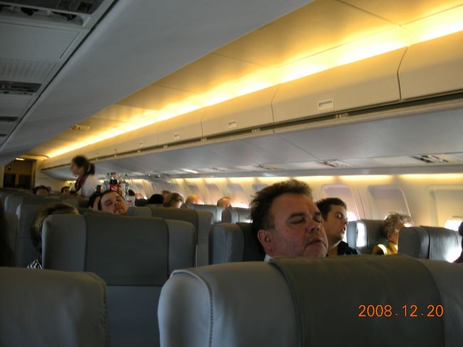 スイス航空（もしかして子会社の運航かも）の搭乗機は２列−３列の座席。革張りで快適。