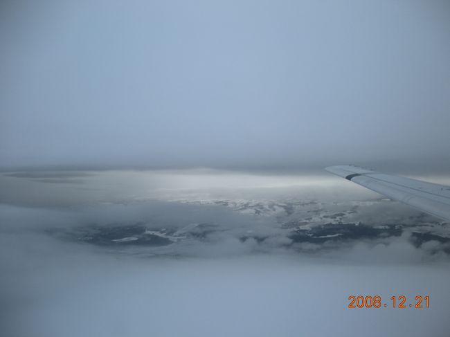 本当なら鉄道でウイーンを経てチューリヒに行くはずだった。アルプスが堪能できたんじゃなかろうか。この旅のメーンのひとつだったのに……。ハンガリー鉄道のばか！<br /><br />せめても期外の風景をと思うが、厚い雲に覆われていている上、気流が荒れていて細かい揺れが続く。ばかばか！