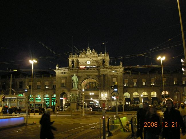 チューリヒ中央駅。重厚な建物。