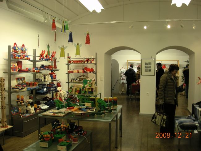 リマト川岸にあるハイマートヴェルク（Heimatwerk）で子供のお土産を買う。木製品が多く、質のよさそうなものばかり。<br />「クリスマスプレゼント」というと、丁寧にラッピングしてくれた。