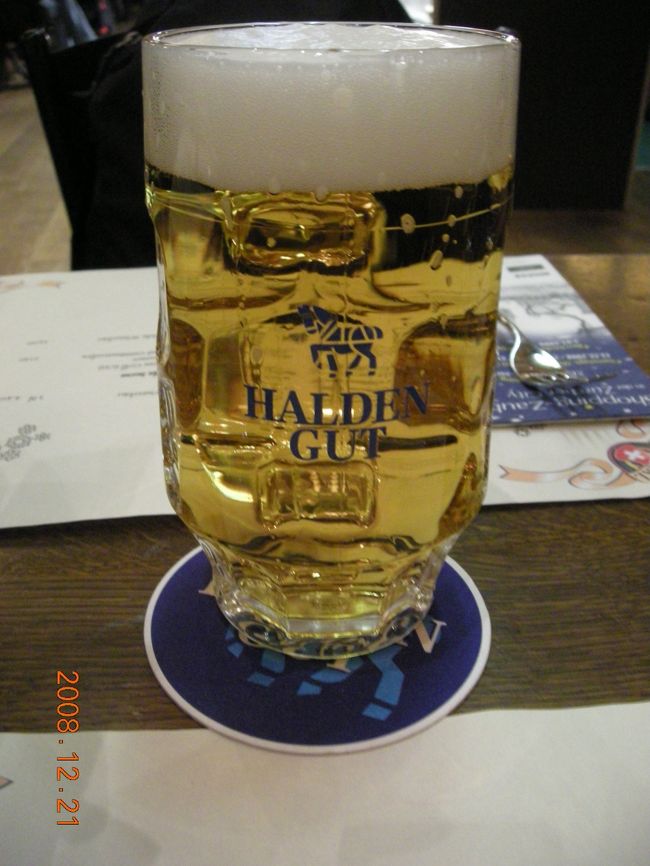 駅に戻ってレストランに入る。<br /><br />とりあえずビール！