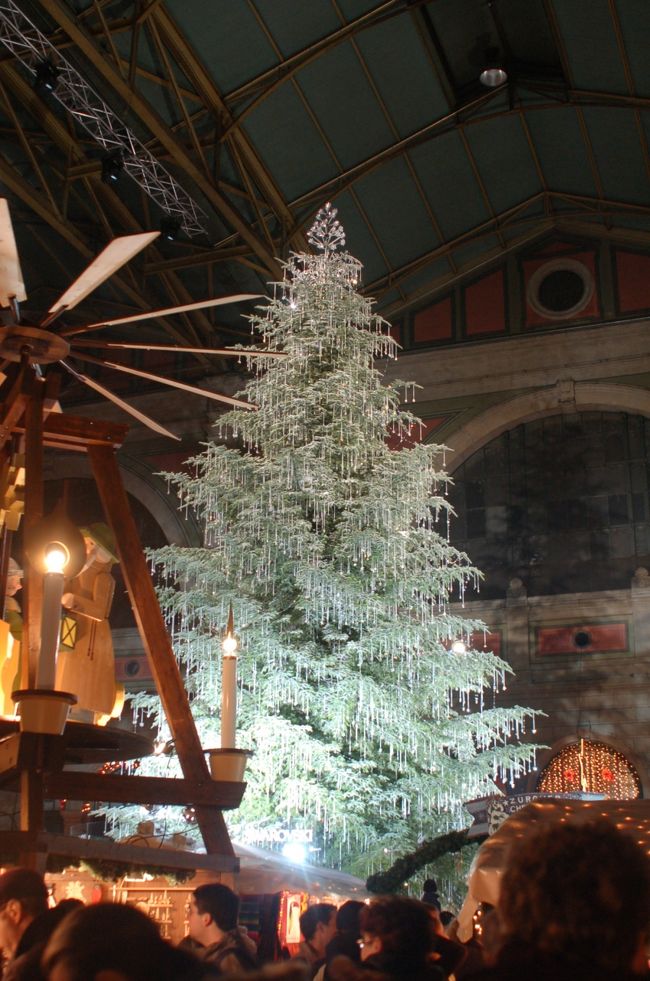 駅構内に輝くツリーが。なんだろ、あれ