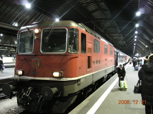 チューリヒ２０：４２発アムステルダム行きＣＮＬ４０４７８号。<br />機関車が格好いい。