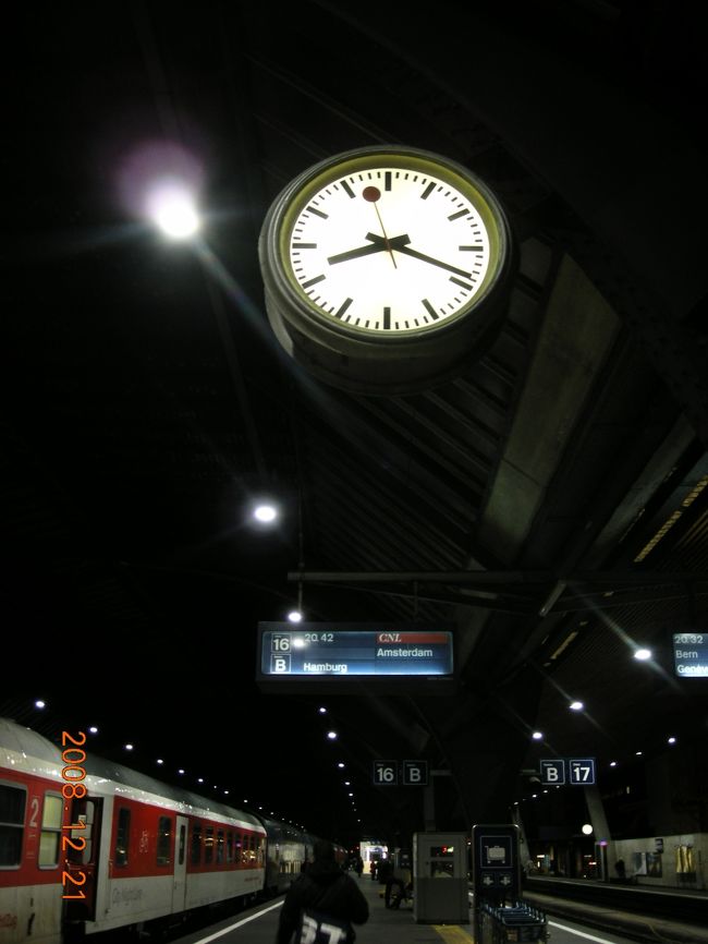 発車２３分前。時計がみやすくておしゃれだ。