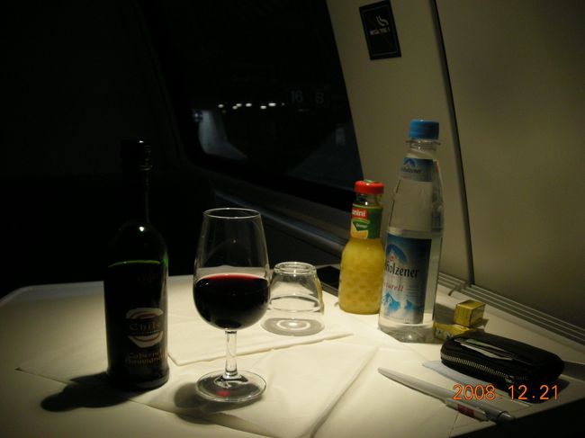 ワインやオレンジジュースなどが備え付けてある。<br />最後の夜に乾杯！