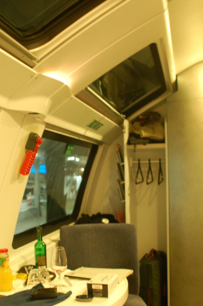 天井近くまで窓がある。