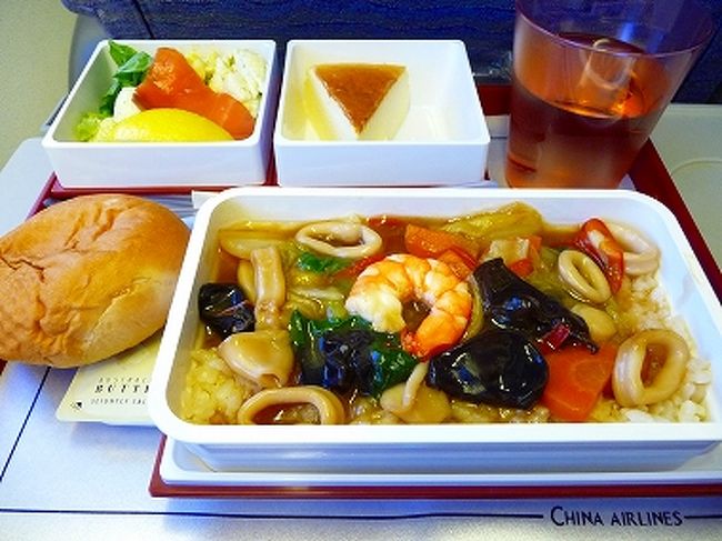 <br />機内食は、中華丼のようなもの。<br />結構おいしかったです♪