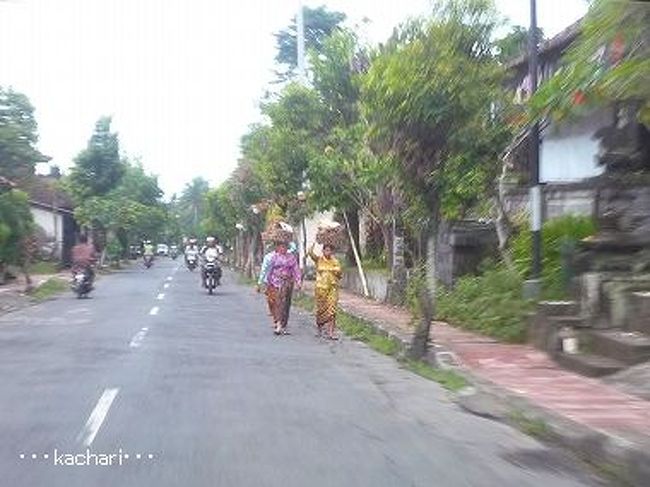 <br />女性が、頭に荷物を乗せて歩く姿を見ると、バリに来たなぁと思います。<br />背筋がシャンと伸びていて、とても美しい。