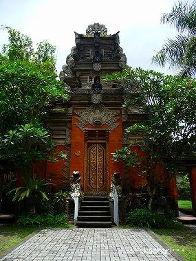 <br />ウブド王宮を見学。