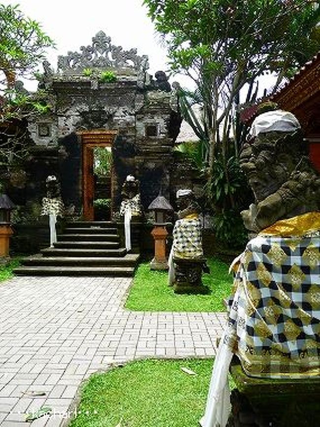 <br />夜は、この中で舞踊が行われます。