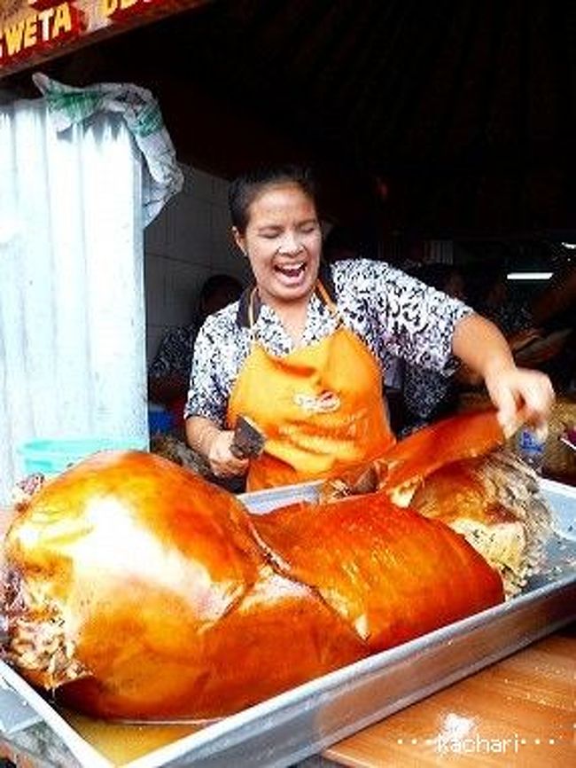 <br />店先で、おばちゃんがバビグリンを作っています。