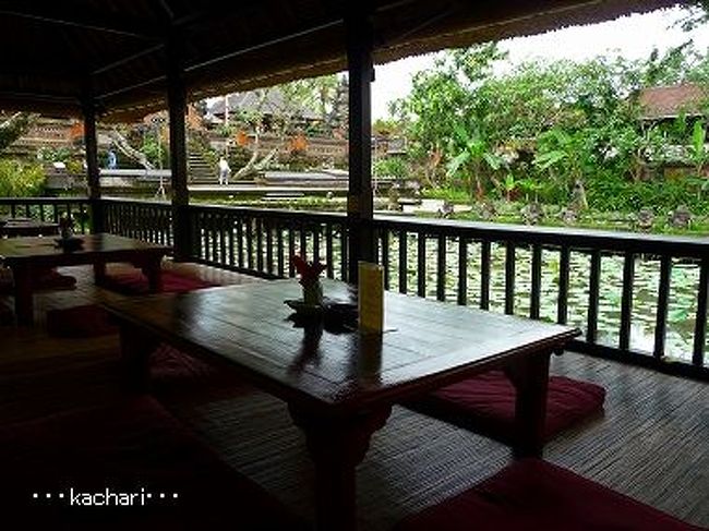 <br />蓮池と寺院を見渡せる席は、開放感があってとても気持ちいいです♪