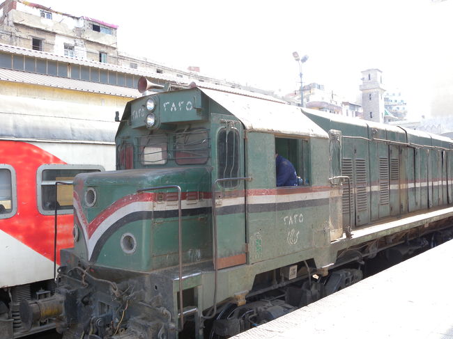 カイロ〜アレキサンドリアの移動は列車を使いました．