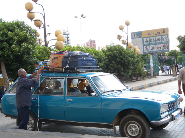 アレキサンドリアには明るい色の車がよく似合う．<br />