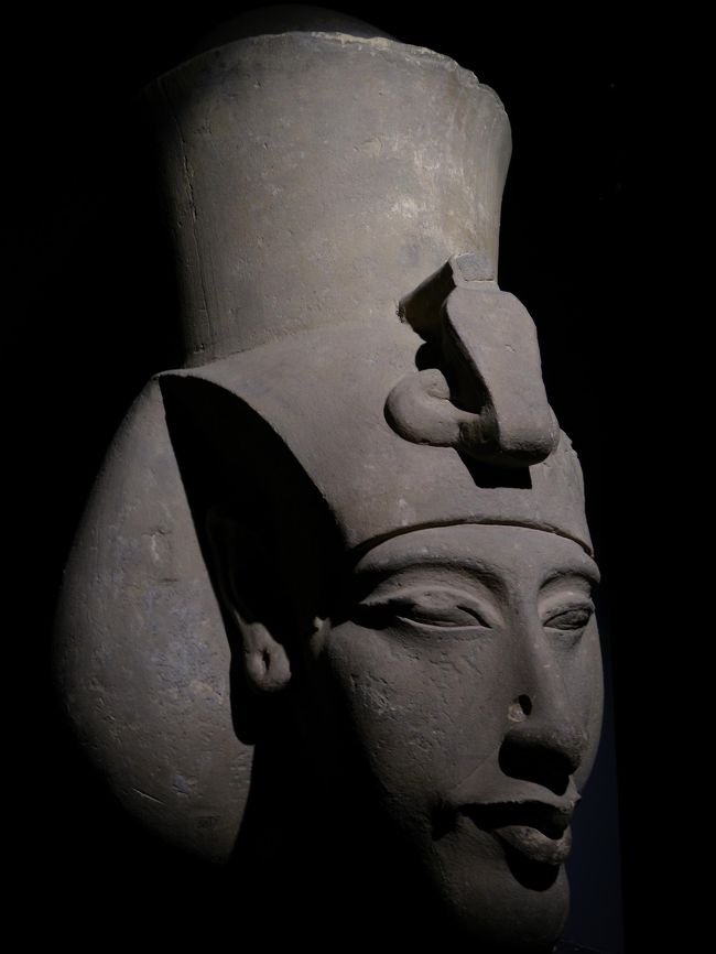 このアクエンアテン王のような（カイロ考古博物館に巨像が４体あります）像は、ひときわ印象に残った．<br /><br />表紙の写真はこの像の横顔．