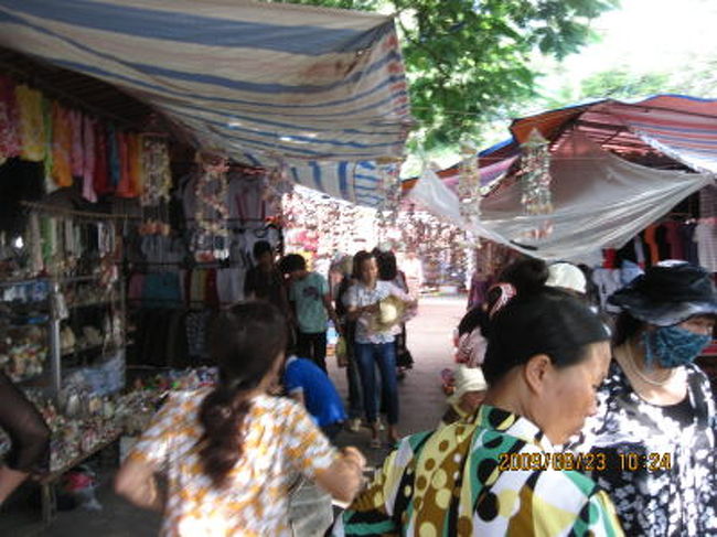 宿から浜辺の繁華街まで、約1kmほどある。<br />バイタクの兄ちゃんに繁華街まで幾らか聞いてみる。<br />片手指五本出された。<br />「高い。5万かよ。」<br />と思い、「近いから1万で行け」と1万don札を見せると、驚いたようにしきりに頷く。<br />すまぬ。どうやら奴は5000のつもりだったらしいw<br />日本人が相場を吊り上げるお手本のようで、申し訳ないことをした。<br />陳謝。