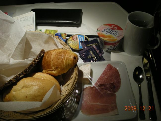 ５：５０、ボン駅停車中に目が覚める。定刻なら５：２１発。およそ３０分の遅れ。<br />アムステルダム駅での乗り換え時間は２７分。このままだと乗り遅れてしまう。また胃が痛くなる。<br /><br />７時すぎに朝食が届く。