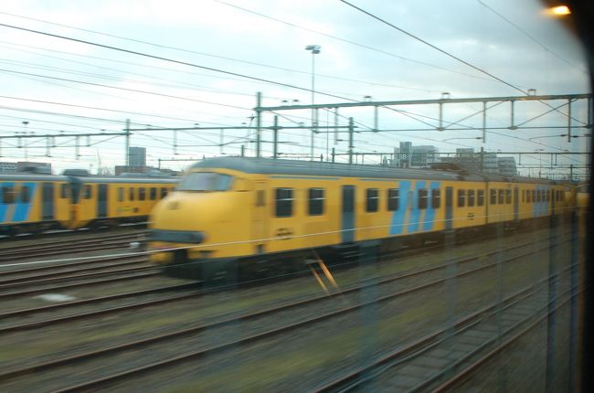 とっても愛らしい「いも虫」電車。<br />オランダに来たんだなぁ。<br />遅れは２０分ほどになった。<br /><br />車掌に乗り継ぎをきくと「何とかなると思う」とのこと。