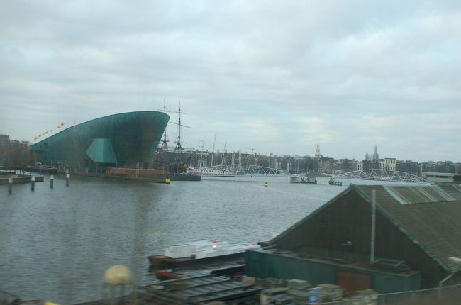 運河が見えてきた。アムステルダムまであと少し。遅れは２０分ほどのまま。<br />急げ。