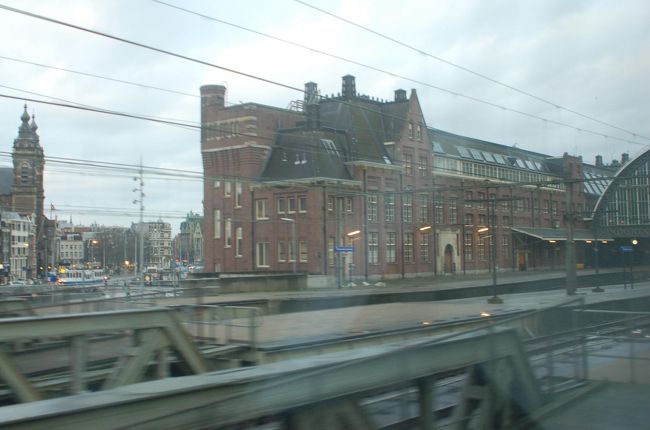 東京駅のモデルになったアムステルダム中央駅の駅舎。<br />乗り継ぎ時間は６分ほどになりそう。走らなきゃ。