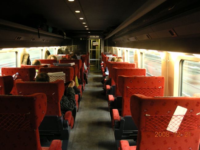 ９：２０に到着。タリスは９：２６発。<br />とりあえずホームの階段を駆け下り、タリスが何番ホームから出発するのか探す。高速鉄道の印をみつけ再び階段を駆け上がると、タリスを見つけた。嬉しかった。<br />一等車までたどりつくのに時間がかかった。車掌に「まもなく出発するので乗って」と言われる。<br /><br />タリス９３２６号は定刻９：２６に出発した。<br /><br />アムステルダム滞在、およそ３分。<br />駅舎を眺めたかった。