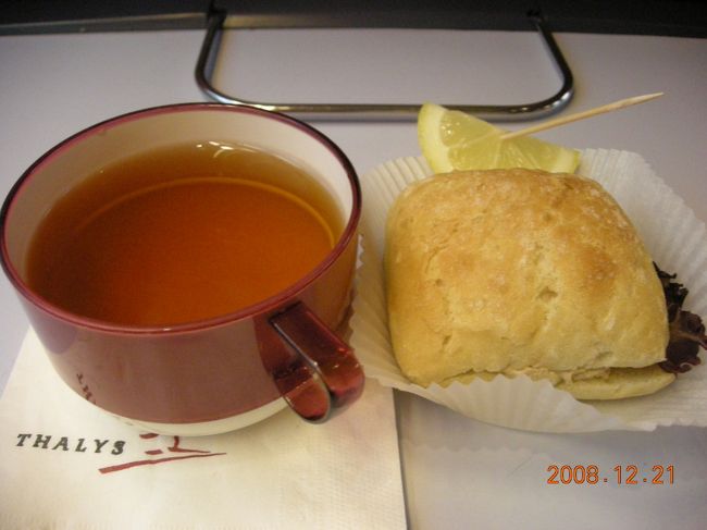 本当に簡単な軽食が出てきた。<br /><br />ブリュッセル南駅到着予定時間は１２：０８。滞在予定は１時間半。