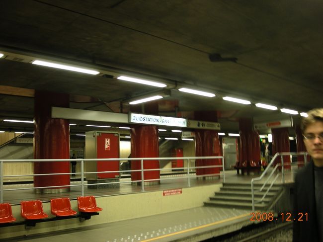 トラムに乗ろうと地下ホームに下りると、パリから来たという大学生に日本語で話しかけられる。<br />聞くと、独学で習得したとのこと。<br />隣にいた母親に「すごいお子さんで、誇らしいでしょう」というと、はにかんでいた。<br /><br />２０分ほど話し込んだため、グランプラスへ行く時間はなくなってしまった。