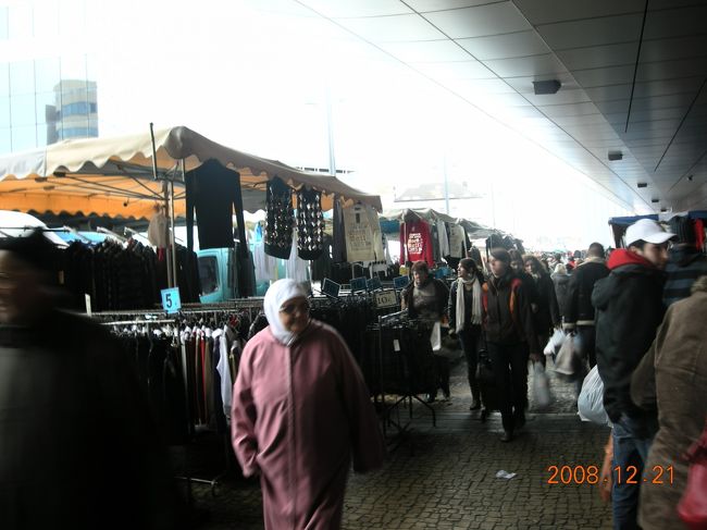 ブリュッセル南駅の周りには露店が並んでいたので、冷やかして時間を潰す。アフリカ系の人が多い。<br /><br />コンラッドの「闇の奥」を思い出した。