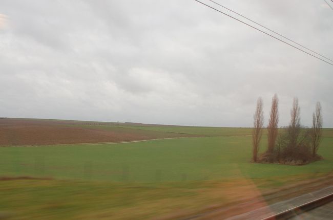 タリス９４２９号は定刻１３：２５に出発。<br />少したつと、こんな平原を駆け抜ける。<br />前に座っている女の子がこちょこちょ動いて、やや鬱陶しい。通路をはさんで隣に座っているおばあちゃんが苛立っているのが伝わってきて、こちらも疲れる。