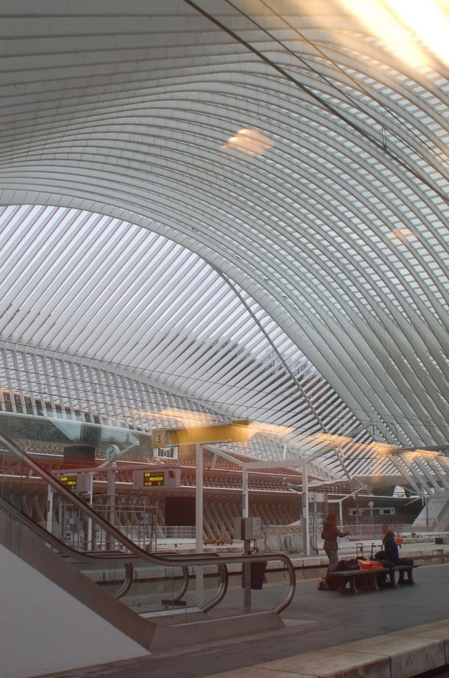 リエージュの駅舎は近代的。