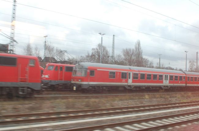 お、ドイツに入ったのかな。<br /><br />風景では２国の違いはよくわからないけど、列車をみているとなんとなく国境を超えたことがわかる。<br />ケルンには定刻１５：４５に到着。１時間２０分。<br />極めて快適でした。