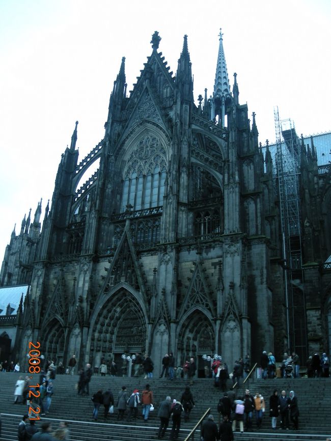 駅を出ると、左手に「どどーーーん」とそびえる。大聖堂。やや感動。