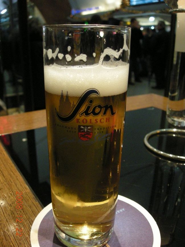 とはいえずっと見ていても疲れるだけなので、<br />駅構内の店に入り、ケルンビール（kolish）をいただく。<br /><br />うまい。おかわり！！