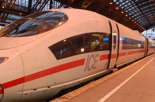 ＩＣＥ８１７。ケルン１６：２０発、フランクフルト空港に１７２７着。<br /><br />ハンサムな風貌。