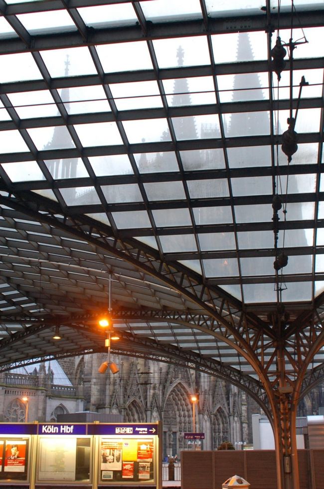 ホームからも大聖堂が見える。さらばケルン。