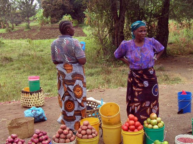 道ばたの物売り。女性の服は皆カラフル。