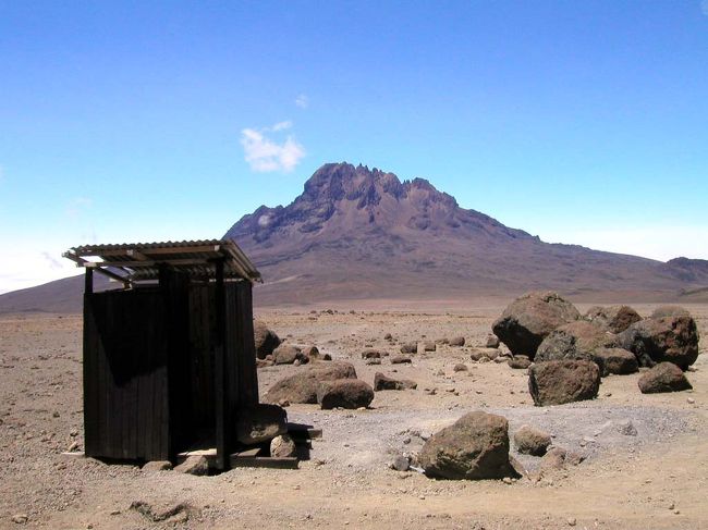 キボハットへ<br />後ろはマゥエンジ峰、手前はトイレ。