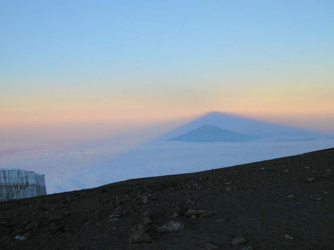 山頂からの景色。<br />向こうはメルー山。
