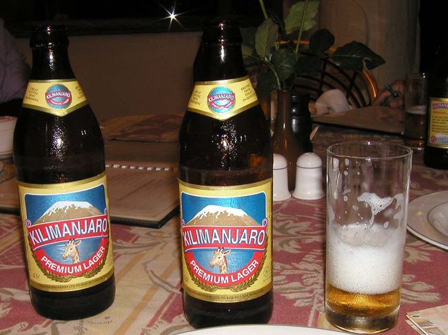 キリマンジャロビールで登頂を祝った。