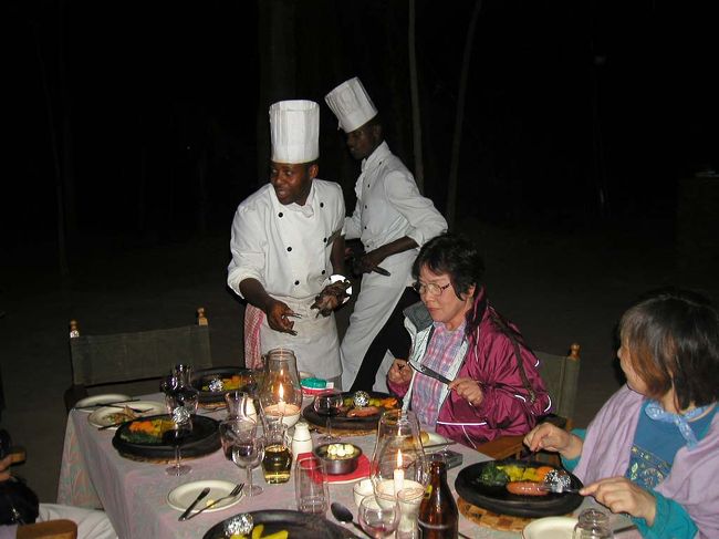 ホテルの庭でバーベキュー。